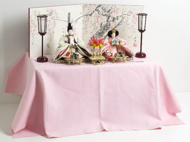桜色のおひなさまを品良く手描き桜屏風の前に雪洞と三宝を添えて並べました。