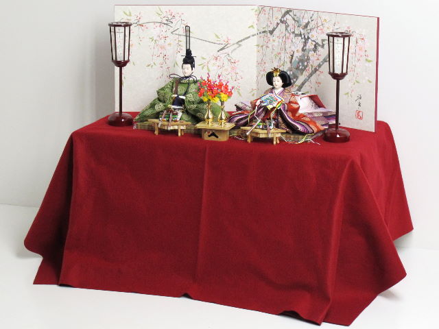 伝統的な有職文様に身を包んだ高貴な雛人形桜屏風桐箱親王飾り