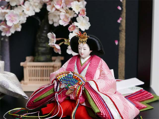 ピンクの有職衣装雛人形月と桜屏風収納飾り