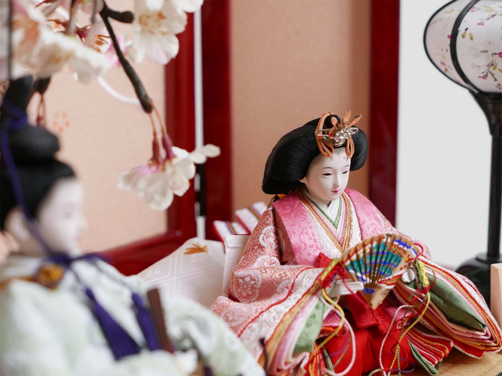 ピンクの有職衣装雛人形桜リボン赤塗り収納飾り(姫名前札付)
