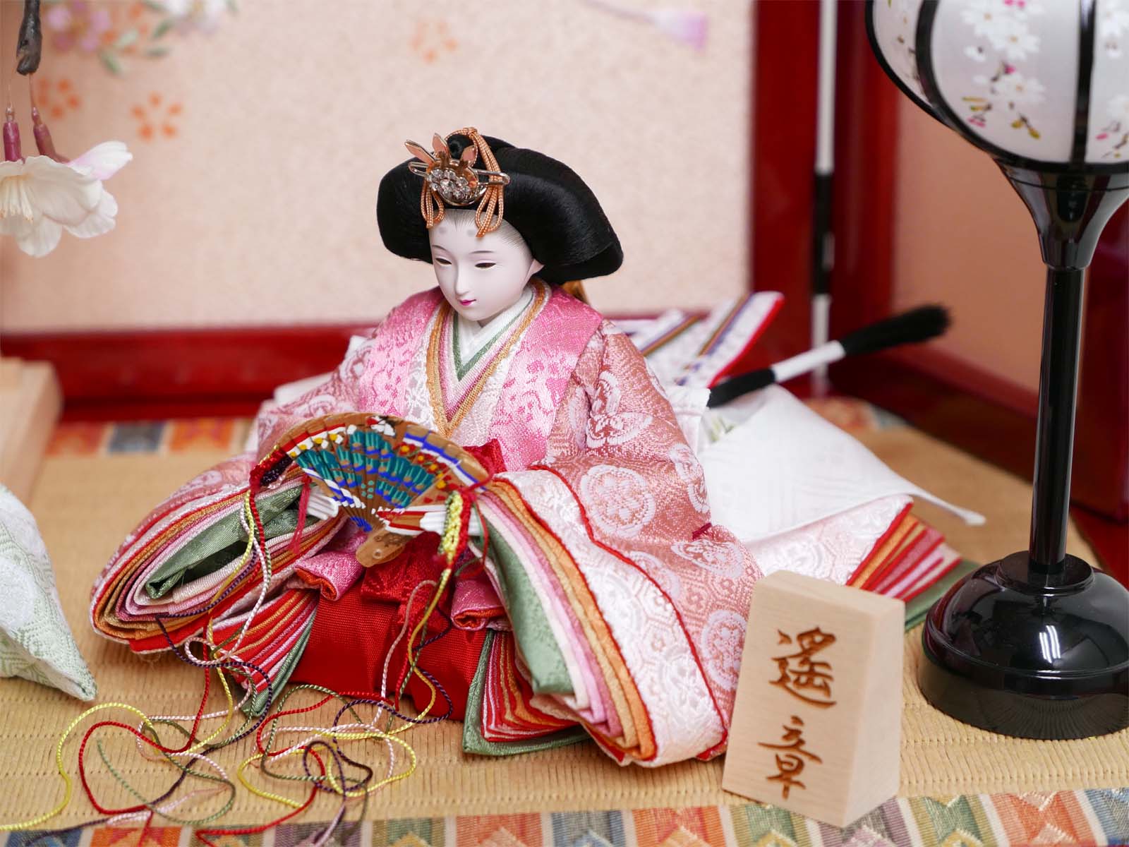 ピンクの有職衣装雛人形桜リボン赤塗り収納飾り(姫名前札付)