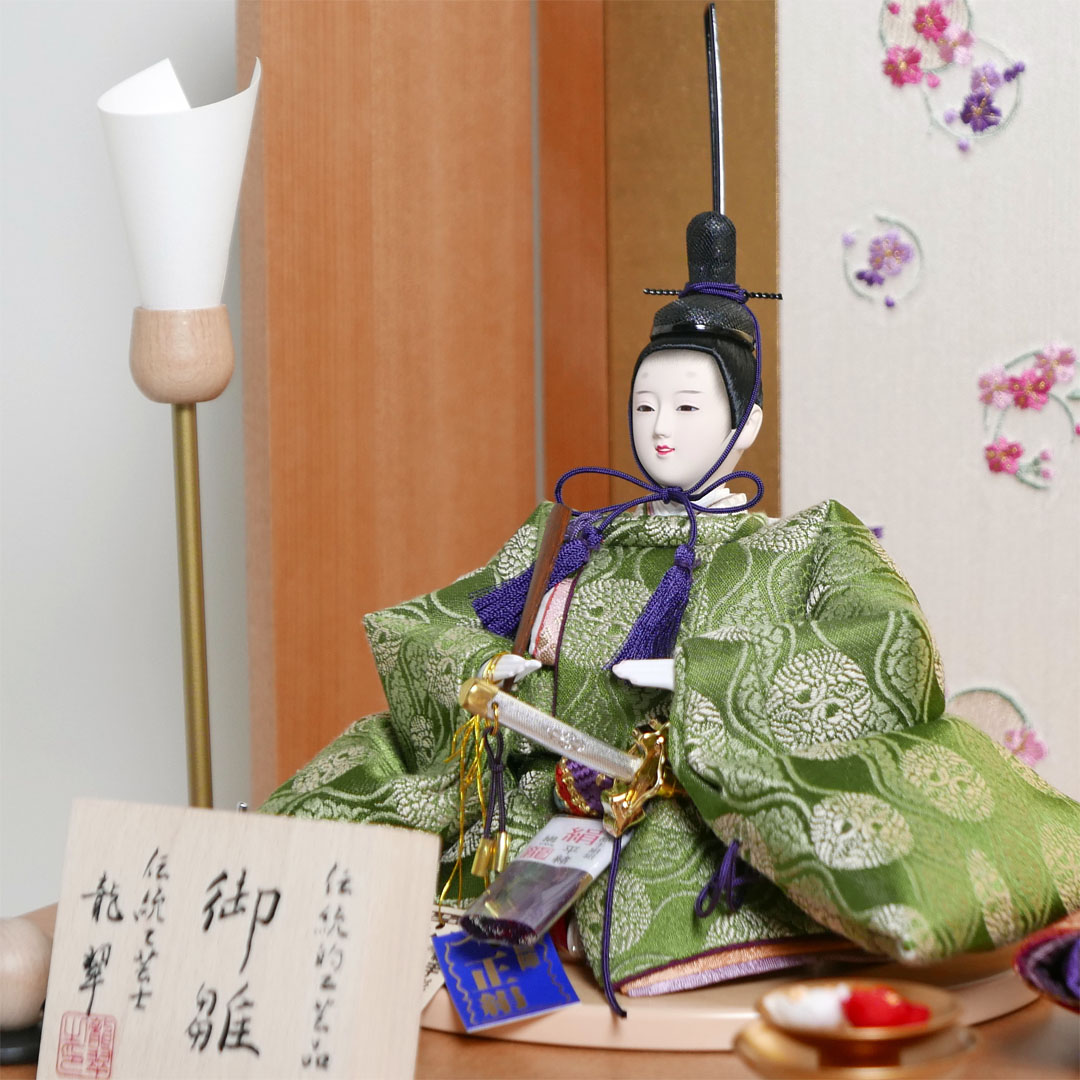 望月龍翠作 伝統的な有職文様雛人形丸紋花刺繍金屏風収納飾り