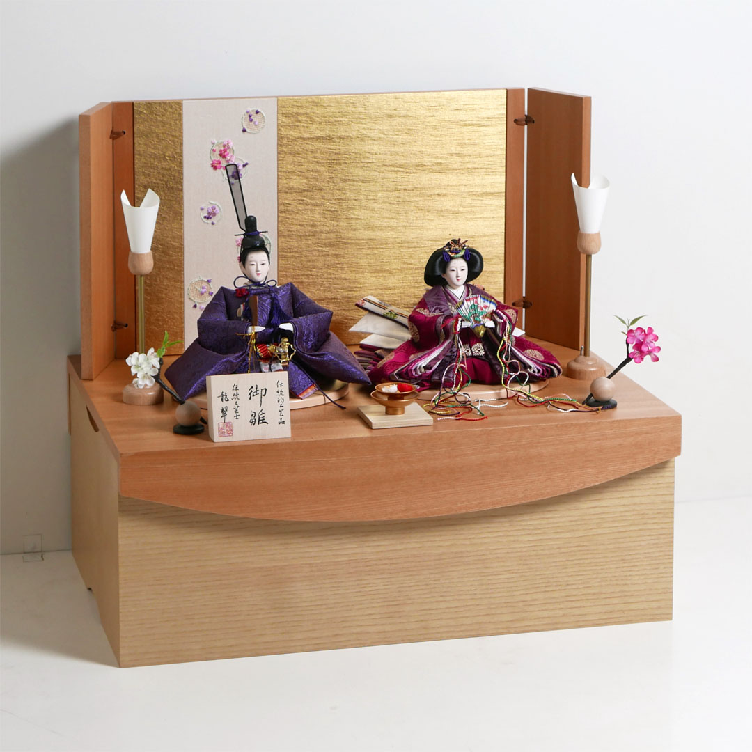 望月龍翠作 えんじ色と濃紫の雛人形丸紋花刺繍金屏風収納飾り