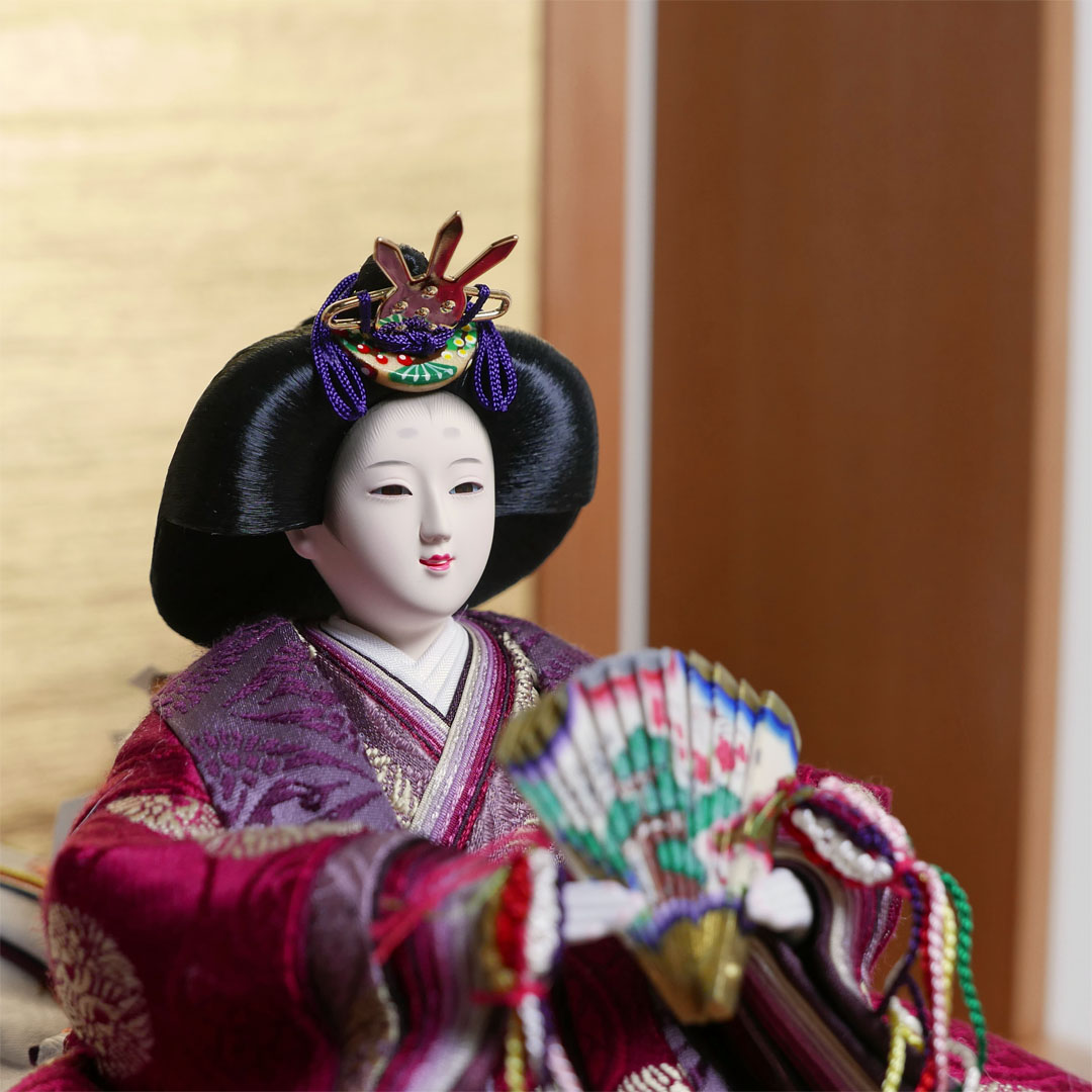 望月龍翠作 えんじ色と濃紫の雛人形丸紋花刺繍金屏風収納飾りの