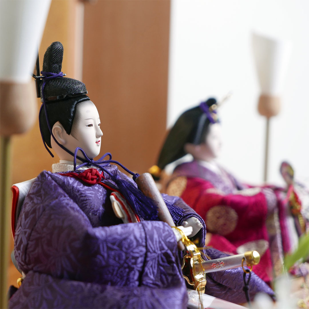 望月龍翠作 えんじ色と濃紫の雛人形丸紋花刺繍金屏風収納飾り