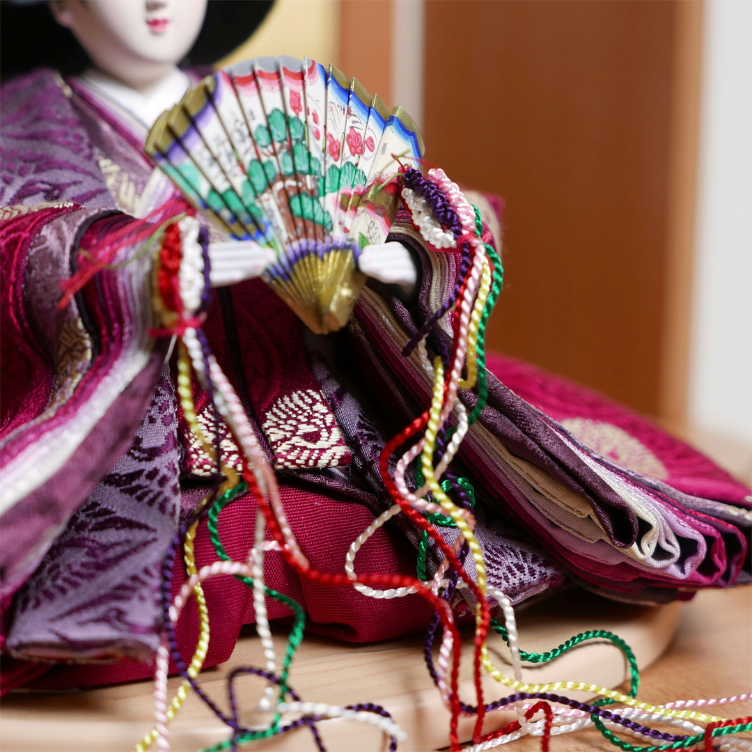 望月龍翠作 えんじ色と濃紫の雛人形丸紋花刺繍金屏風収納飾りの
