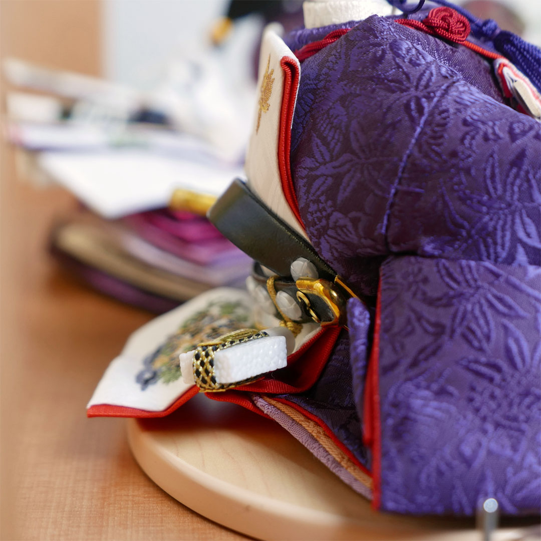 望月龍翠作 えんじ色と濃紫の雛人形丸紋花刺繍金屏風収納飾り