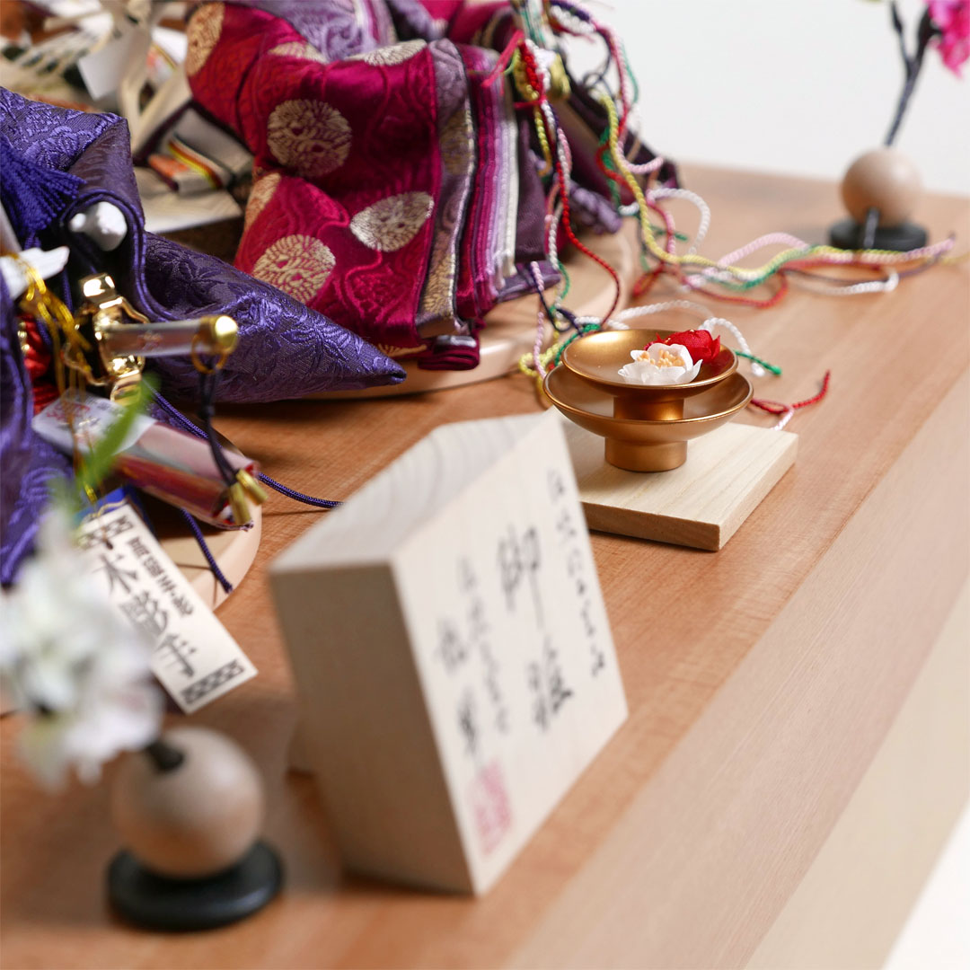望月龍翠作 えんじ色と濃紫の雛人形丸紋花刺繍金屏風収納飾り