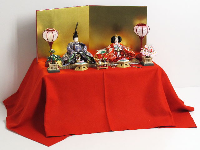 オレンジの女雛と紫の男雛を金屏風と雪洞、菱三宝でオーソドックスに飾ります。