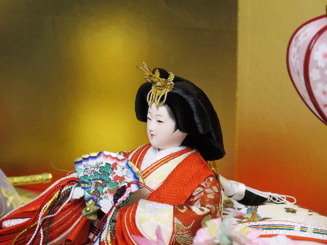 オレンジの女雛と紫の男雛を金屏風と雪洞、菱三宝でオーソドックスに飾ります。