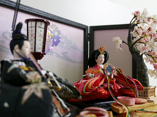 赤と黒の友禅染衣装雛人形桜刺繍黒木目収納親王飾り