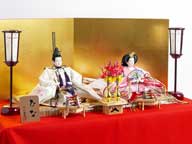 刺繍満開桜衣装の雛人形を巻物と金屏風で並べる収納式親王飾り