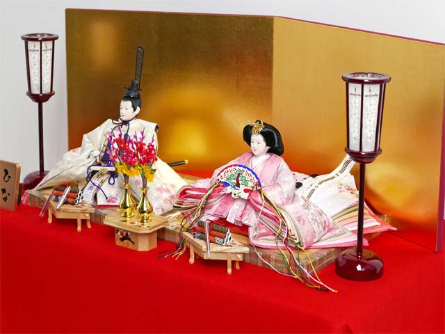 刺繍満開桜衣装の雛人形を巻物と金屏風で並べる収納式親王飾りの通販