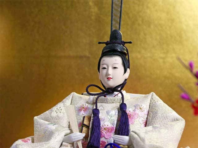 刺繍満開桜衣装の雛人形を巻物と金屏風で並べる収納式親王飾り