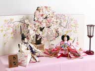 刺繍満開桜衣装の雛人形を手描き桜屏風と桜で彩る桐収納飾り