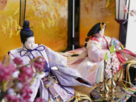 桜色と藤色の雛人形群鶴黒艶収納親王飾り