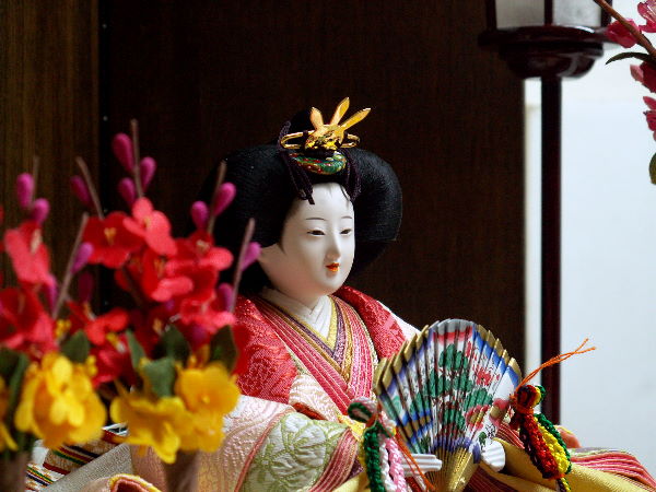 平安貴族の愛用した有職文様を現代風の明るい色合いで織り込んだ衣装を着せつけたひな人形親王飾り
