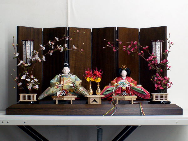 縁起の良い松竹梅の柄を織り込んだ小出松寿いち押しの雛人形親王飾り。おだやかな色合いが特徴です