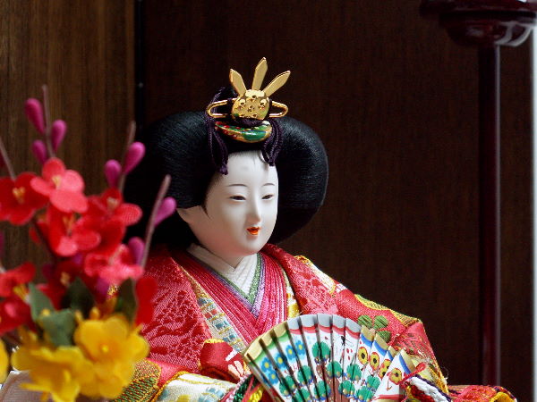 縁起の良い松竹梅の柄を織り込んだ小出松寿いち押しの雛人形親王飾り。おだやかな色合いが特徴です