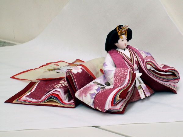 平安宮廷をイメージした優雅な創作雛人形飾り。友禅衣装で裾が長い女雛が特徴です