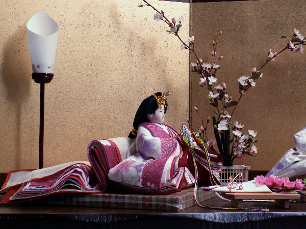 平安宮廷をイメージした優雅な創作雛人形飾り。友禅衣装で裾が長い女雛が特徴です