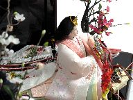 淡い薄紫の生地にやさしいタッチで桜を描いた衣装の雛人形です。淡い衣装を溜め塗りの屏風で引き立てます。