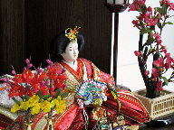 大小の桜のデザインが特徴の雛人形親王飾り