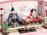 はっきりとした色合いの桜柄雛を桜刺繍のピンクボカシで飾りました。かわいいおせち料理もついています。