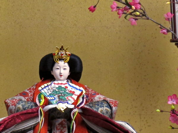 仲の良いおしどりを模様にした龍村美術織物を雛人形に着せつけました。とっても渋い色合いです。
