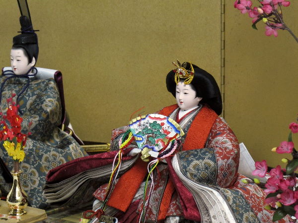 仲の良いおしどりを模様にした龍村美術織物を雛人形に着せつけました。とっても渋い色合いです。