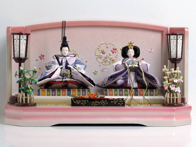 紫友禅の落ち着いた雛人形をかわいいピンクで彩る親王飾り