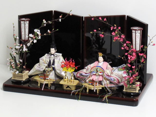 伝統的な有職文様を織り込んだ雛人形親王溜塗り梅飾り