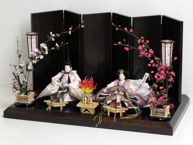 上品な紫のグラデーションと桜の刺繍が渋い雛人形紅白梅木目平飾り