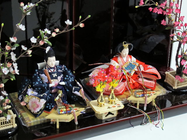 梅地に桜刺繍の雛人形親王溜塗り梅飾りの通販～選ばれるお店の雛人形