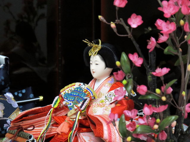 流水模様の赤生地に華やかな桜刺繍のお雛様を両脇から梅で飾る人気のコーディネートです。