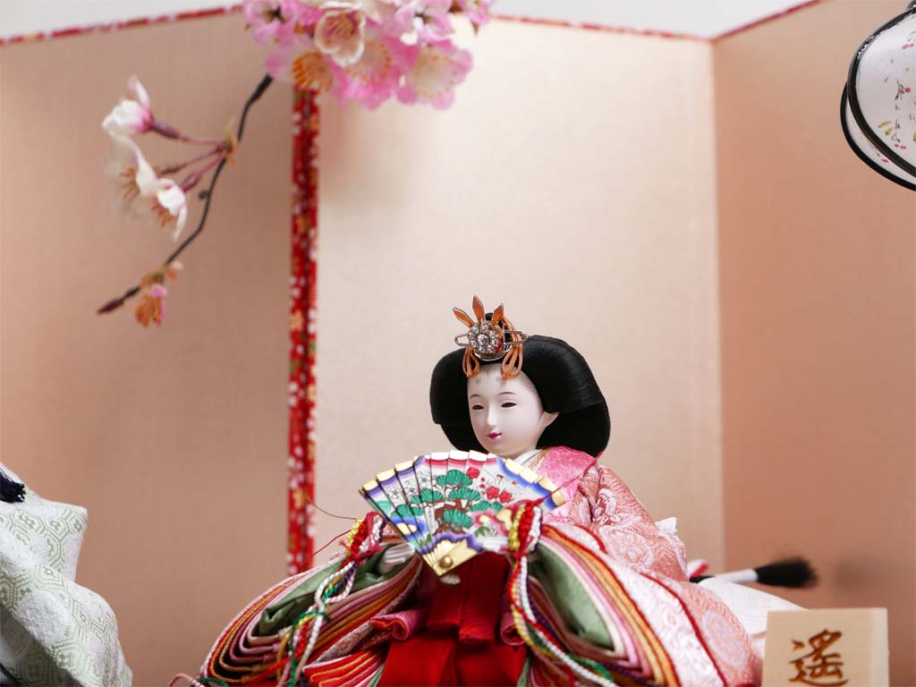 ピンクの有職衣装雛人形桜玉ピンク屏風親王飾り(姫名前札付)