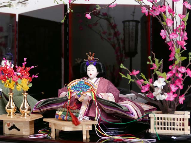 エンジ色の渋い紬衣装雛人形の吉祥紅白梅黒溜飾り