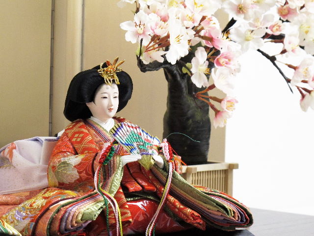 平安を意味する鳳凰を刺繍の柄とした豪華なお雛さまです。大きな桜の下に飾ります。