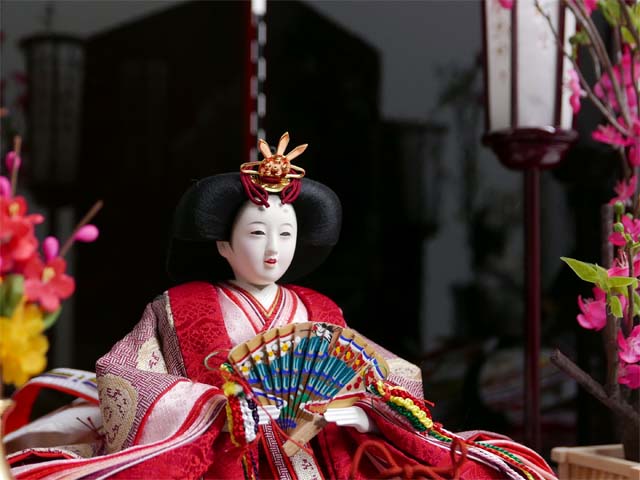 横山一彦作 龍村美術織物糸屋輪宝手衣装の雛人形吉祥紅白梅黒溜飾り