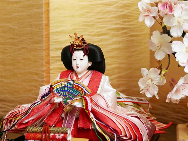桜刺繍ぼかし衣装の華やかな雛人形の四曲絹金屏風桜親王飾り