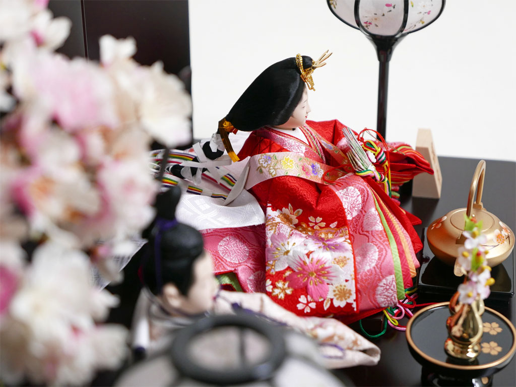 桜刺繍赤ベージュ衣装雛人形六曲茶木目屏風酒器親王飾り