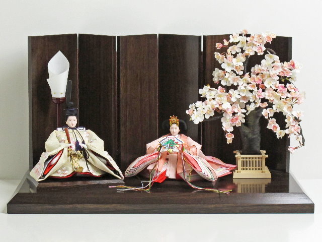 ほのかな桜色のおひなさまがかわいい雛人形桜創作飾りに燭台を追加した場合