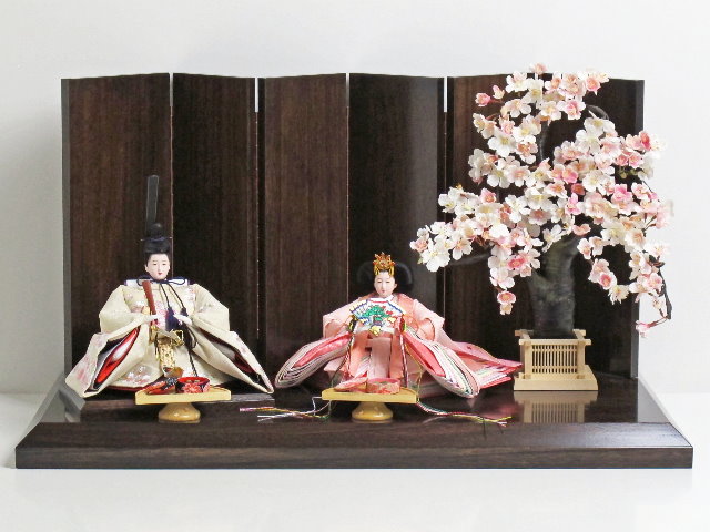 ほのかな桜色のおひなさまがかわいい雛人形桜創作飾りにお寿司お餅を追加した場合